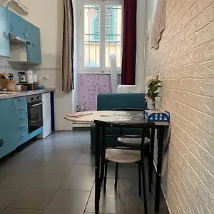 Violet 27 , Firenze Italia